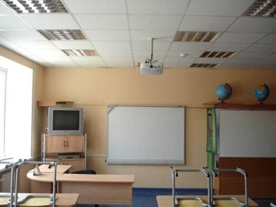 В гимназии № 8 в Новороссийске на школьников обрушился потолок